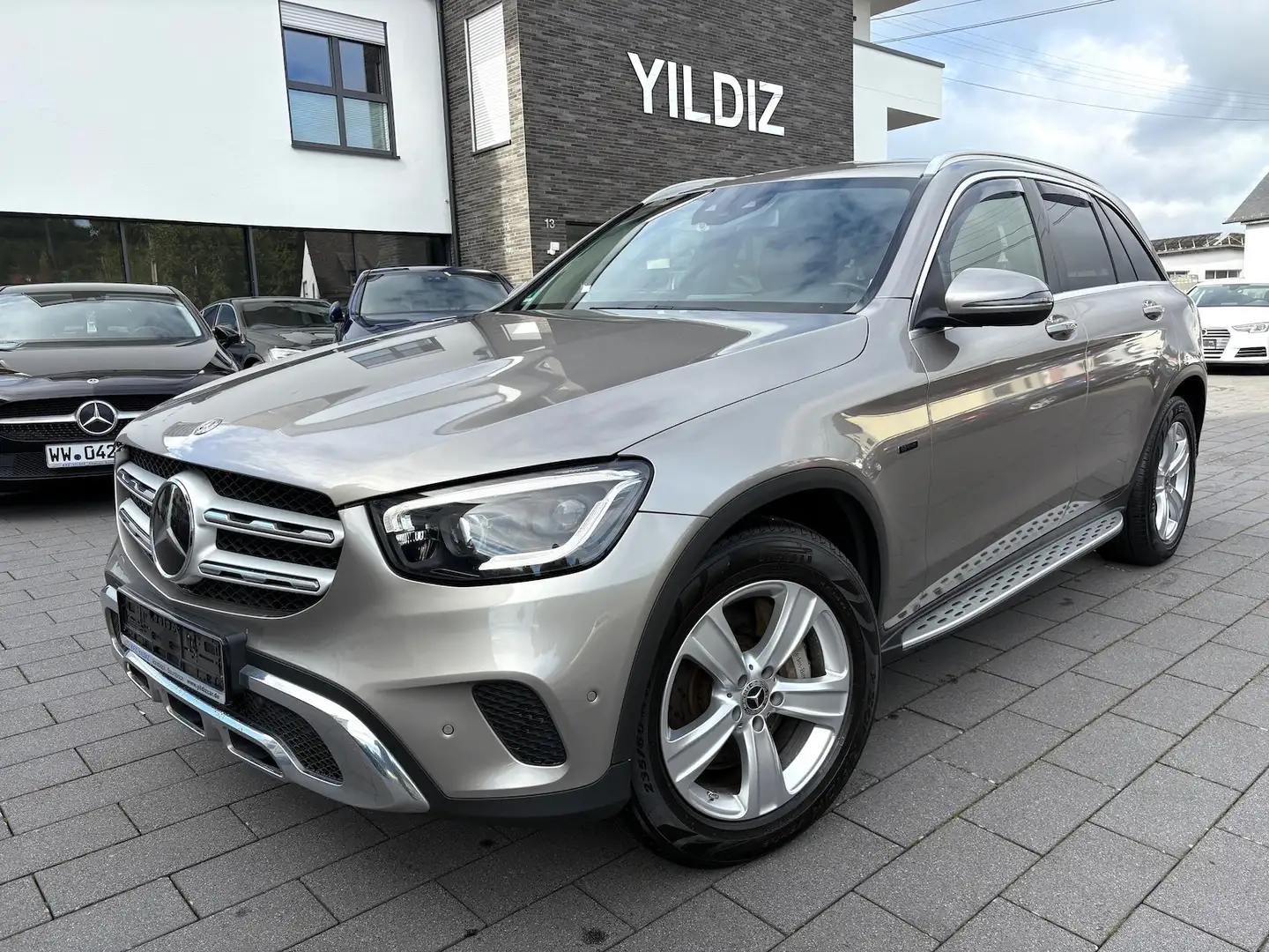 Mercedes-Benz GLC 300 e EXCLUSIVE MULTIBEAM KEYLESS DISTRONIC Grau - 1
