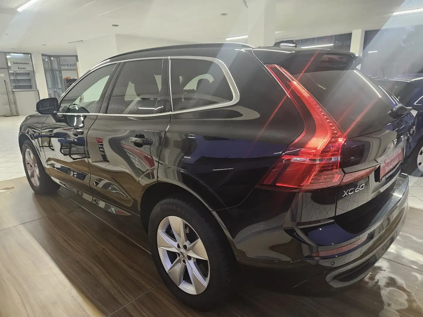 Volvo XC60 Momentum Pro 2WD an Gewerbetreibende Schwarz - 2