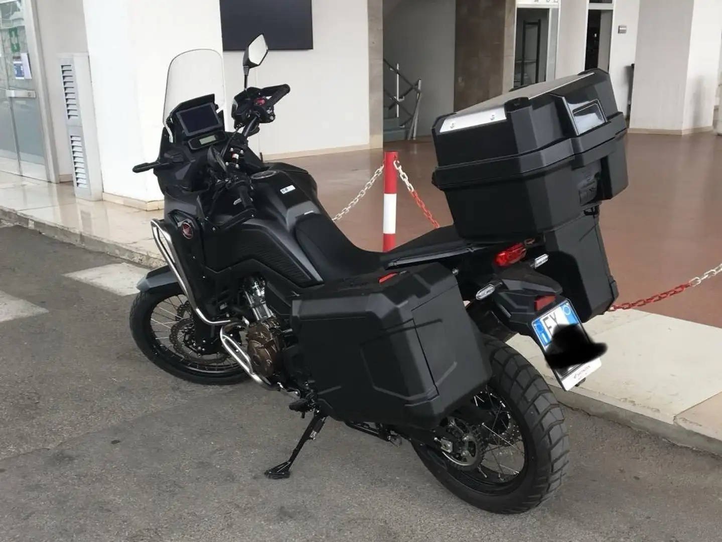 Honda CRF 1100 crna - 1