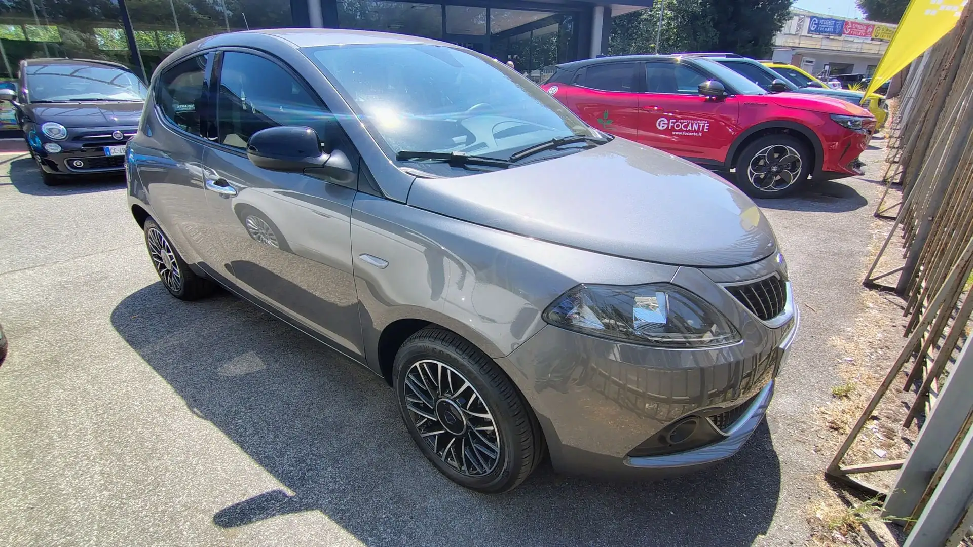 Lancia Ypsilon 1.0 FireFly 5 porte S&S Hybryd Gold PLUS Grigio - 2