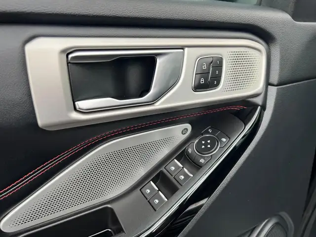 Ford Explorer view 18