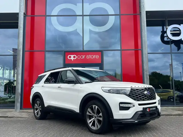 Ford Explorer view 3