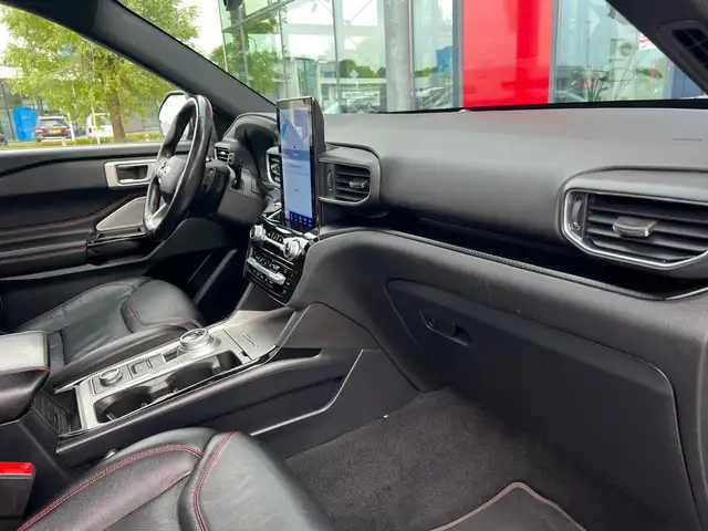 Ford Explorer view 13