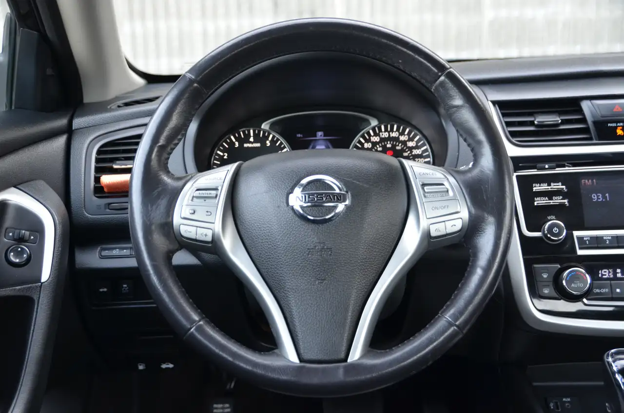 Nissan Altima снимка Nissan Altima