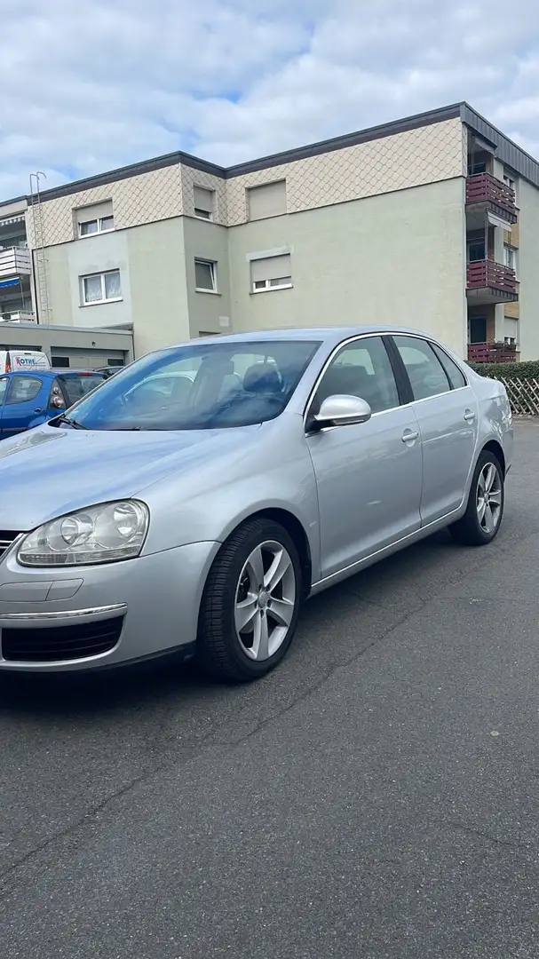 Volkswagen Jetta 2.0 FSI Comfortline - 2