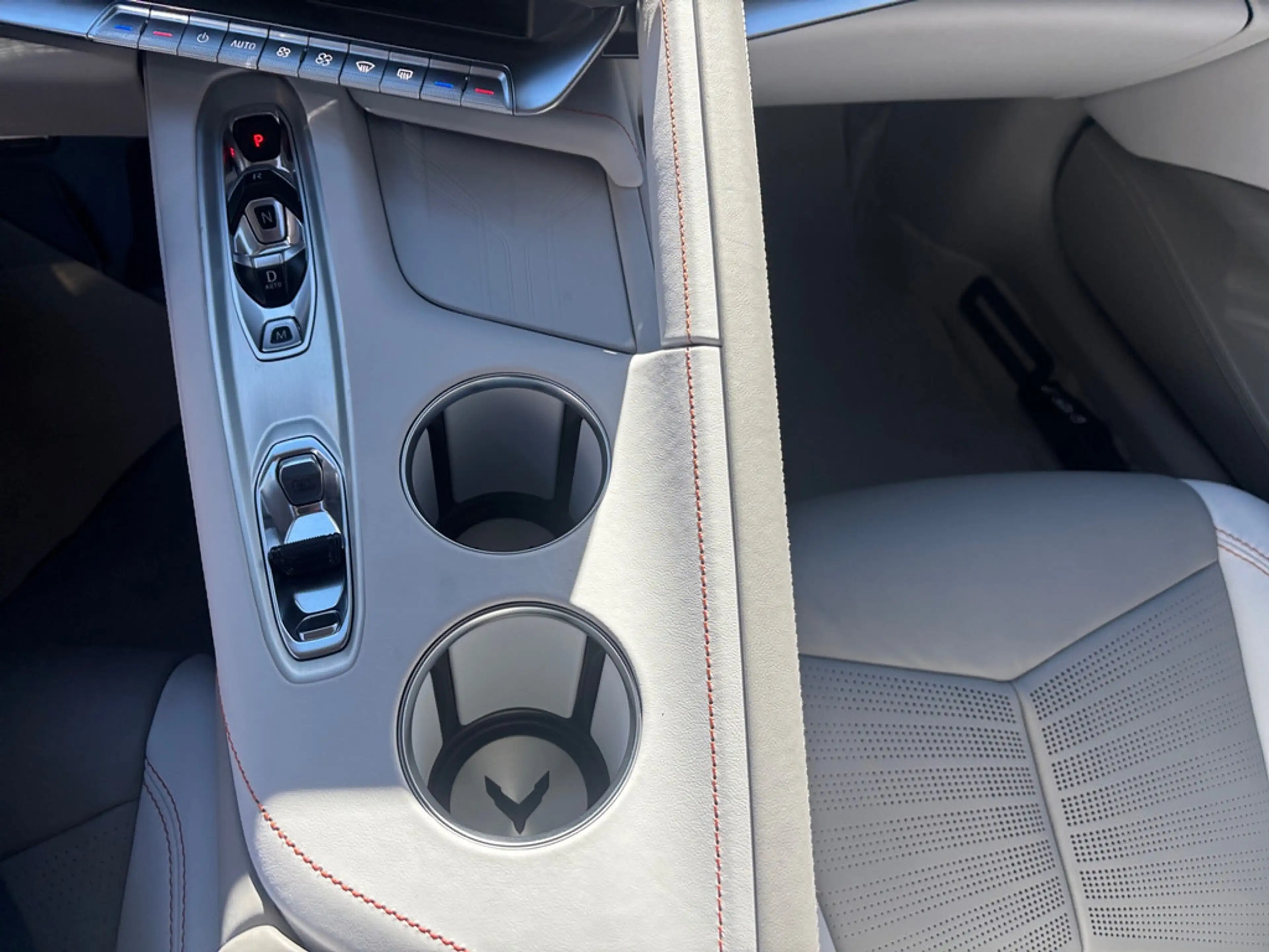 Corvette C8 Stingray Coupé 3LT 26 New Interior/Spoiler — photo 14