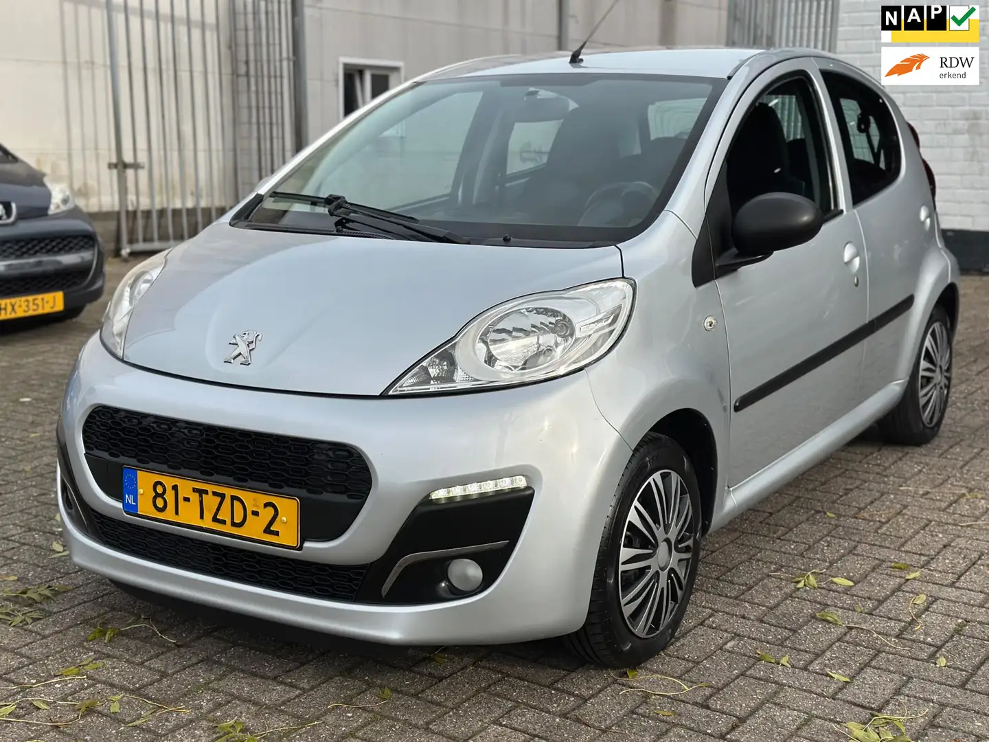 Peugeot 107 1.0 Active Bj:2012 LED Airco El Ramen NAP Grijs - 1