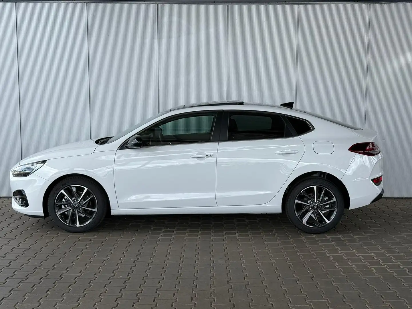 Hyundai i30 Fastback Go Plus 1.5 TGDI 48V DCT / Panoramadach / Weiß - 2
