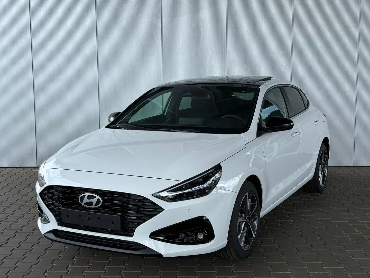 Hyundai i30 Fastback Go Plus 1.5 TGDI 48V DCT / Panoramadach / Weiß - 1