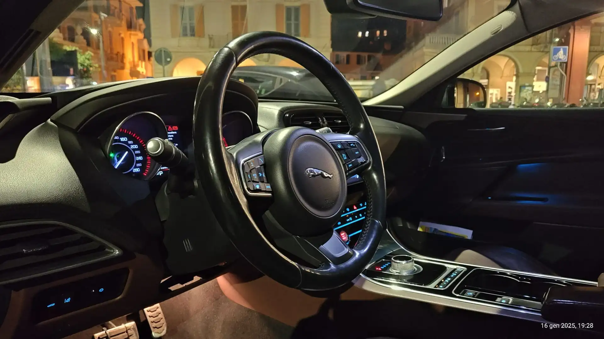 Jaguar XE XE 2.0 Portfolio 200cv auto Grey - 1