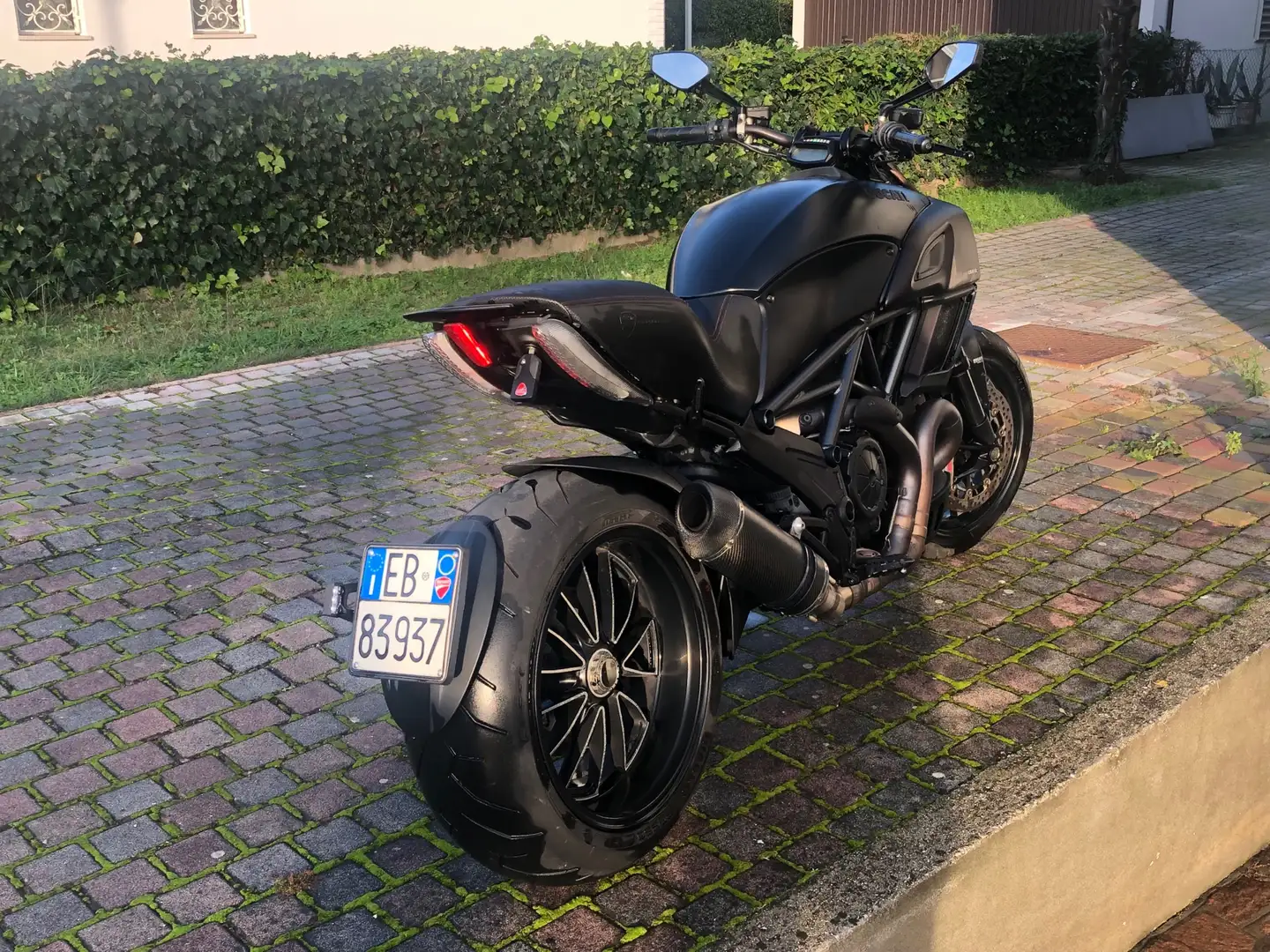Ducati Diavel Dark Zwart - 2