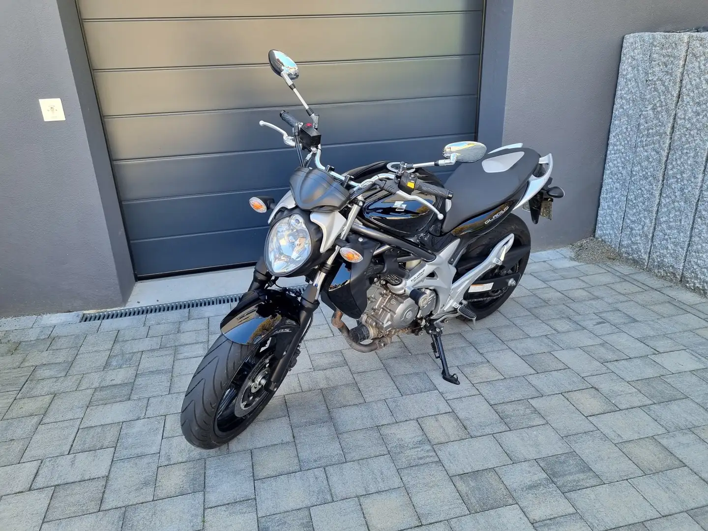 Suzuki Gladius 650 Negro - 1