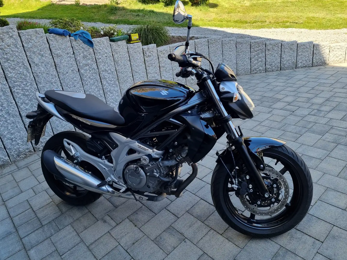Suzuki Gladius 650 Negro - 2