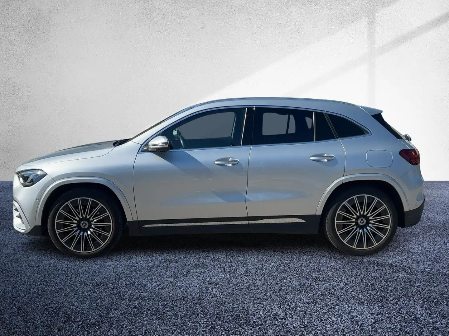 Mercedes-Benz GLA 200 d 4MATIC AMG Line Distr KeyGo PTS Shz Silber - 2