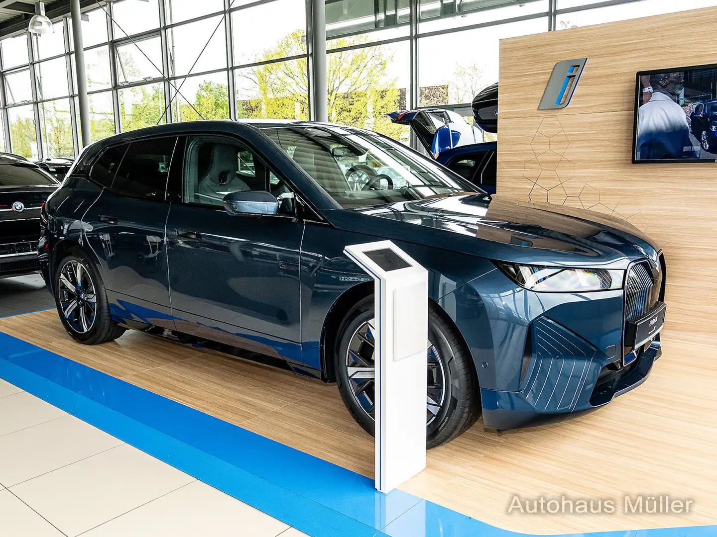 BMW iX xDrive45 FACELIFT Hinterachslenkung AHK Inno Niebieski - 2