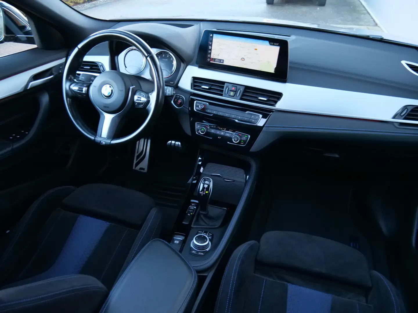 BMW X2 sDrive18i 141pk Executive Edition Automaat Trekhaa Grijs - 2