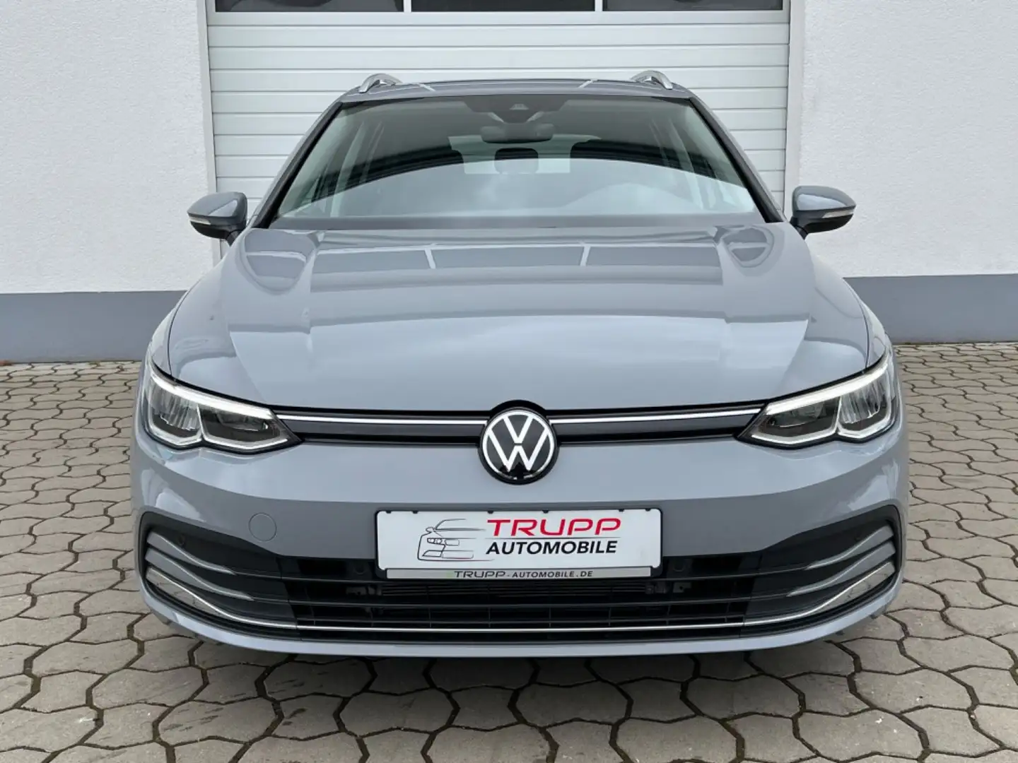 Volkswagen Golf VIII 1.5 eTSI/LED/AHK/Pano/Standh/ACC/R-Kam Grijs - 2