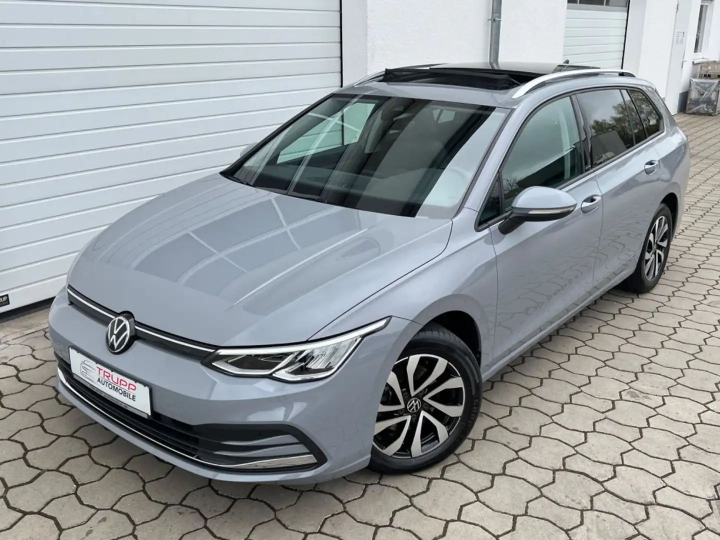 Volkswagen Golf VIII 1.5 eTSI/LED/AHK/Pano/Standh/ACC/R-Kam Grijs - 1