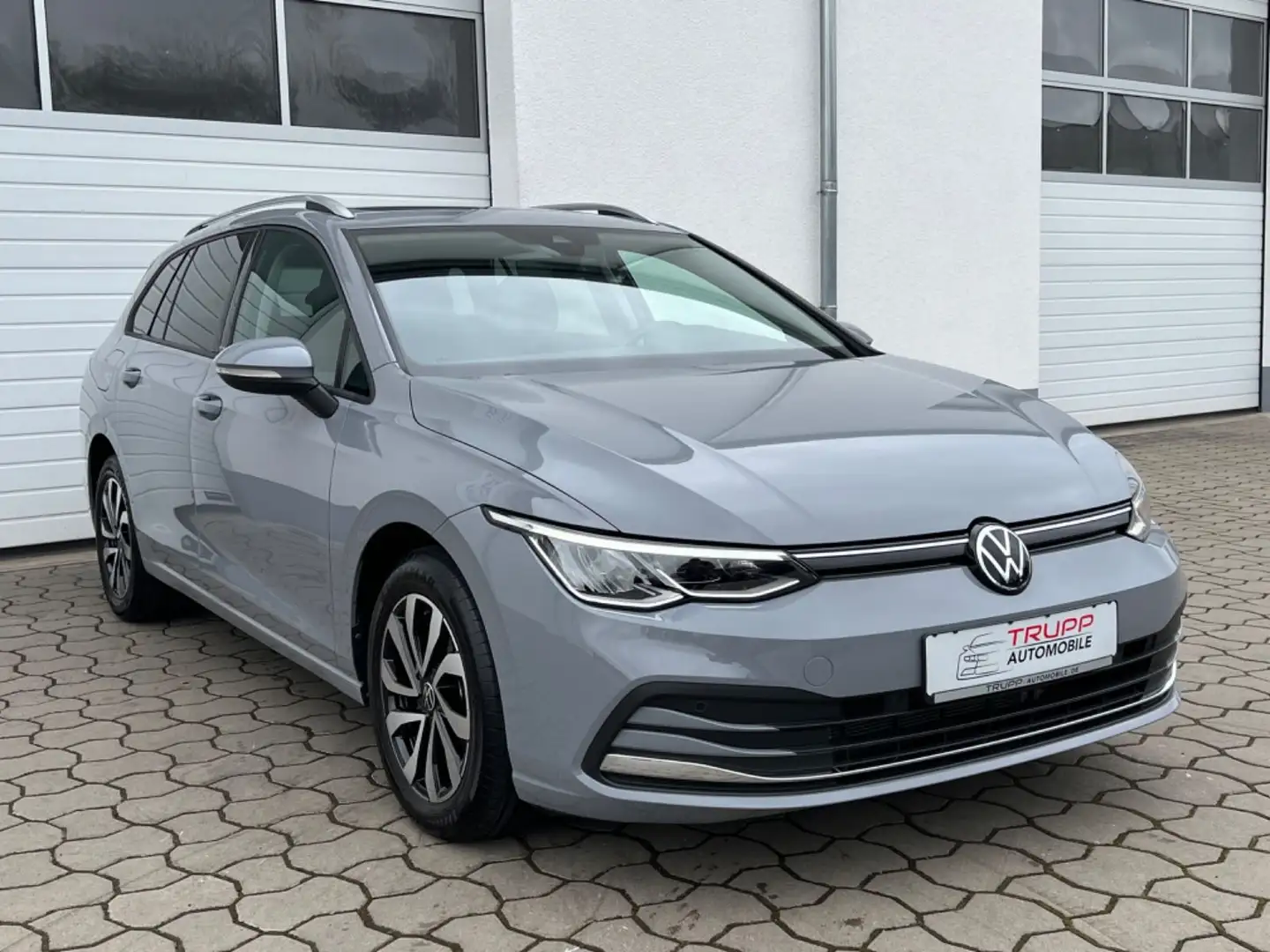 Volkswagen Golf VIII 1.5 eTSI/LED/AHK/Pano/Standh/ACC/R-Kam Grigio - 2