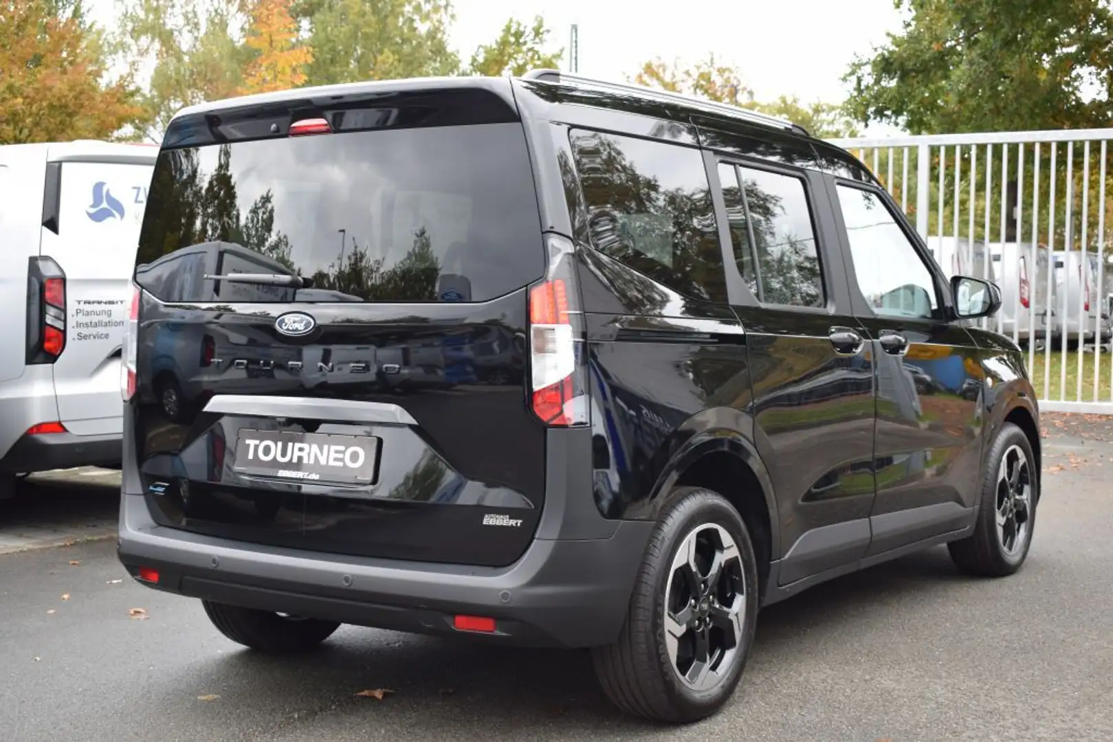 Ford Tourneo Courier 54 kWh TITANIUM (V769) Schwarz - 2