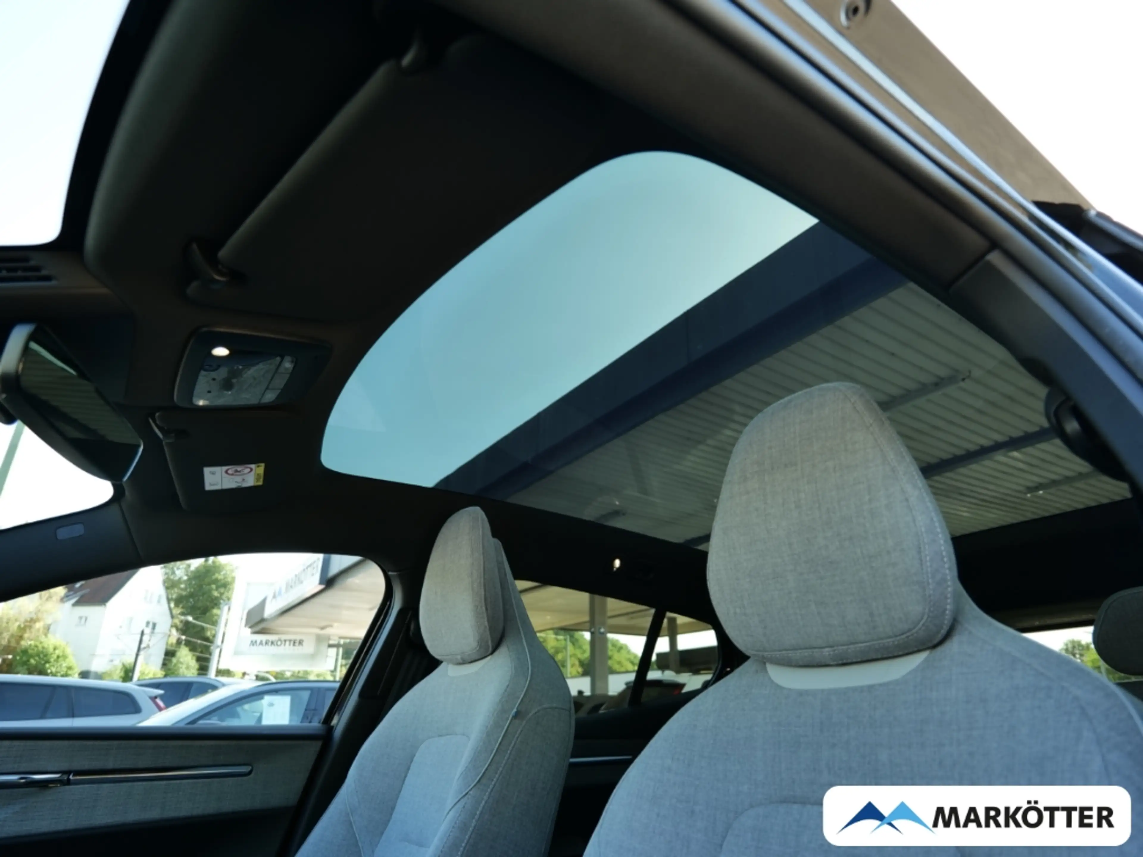Volvo EX30 Twin Motor AWD Ultra STHZ/Wärmepumpe/PANO — photo 6