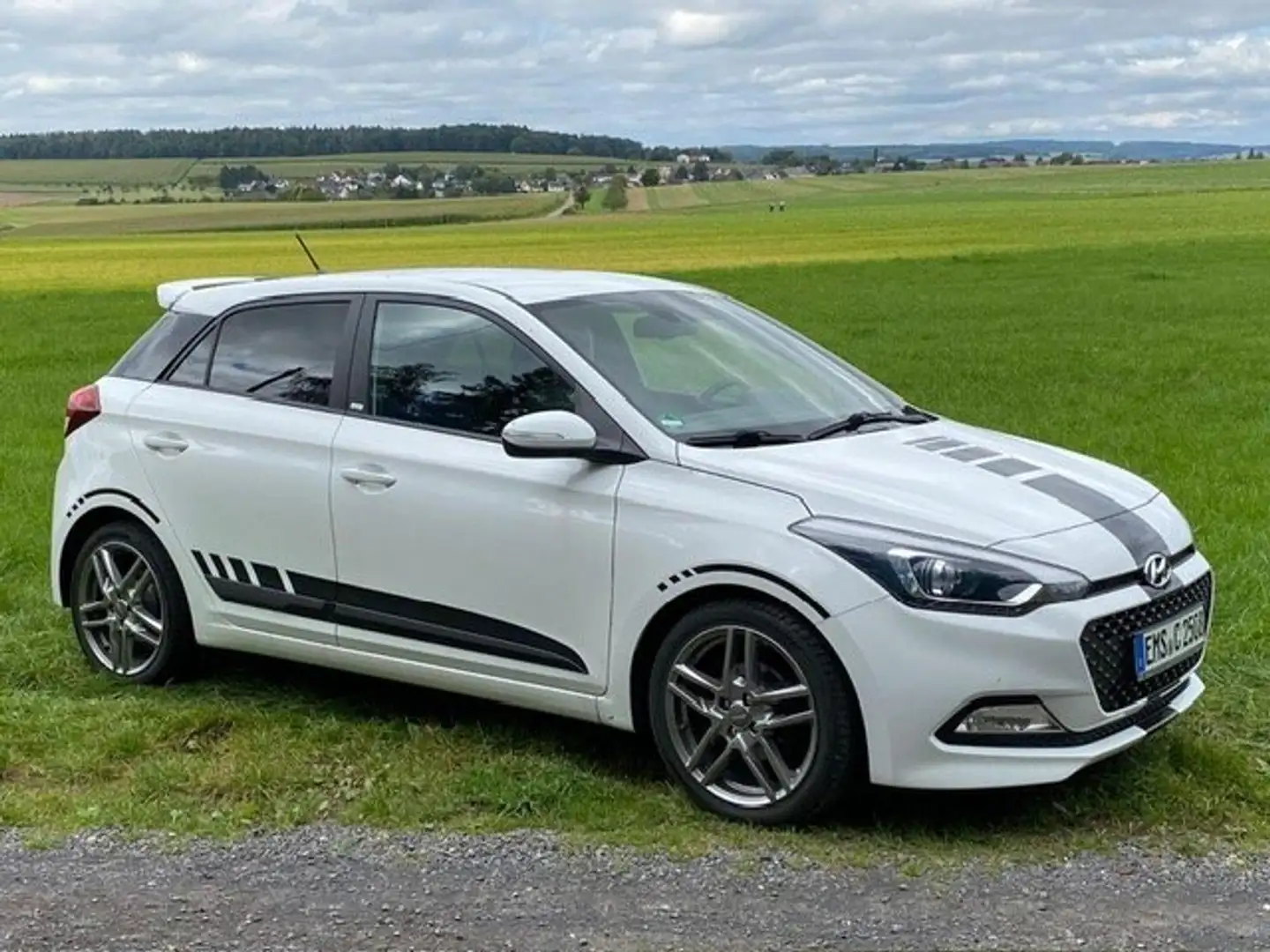 Hyundai i20 passion White - 1
