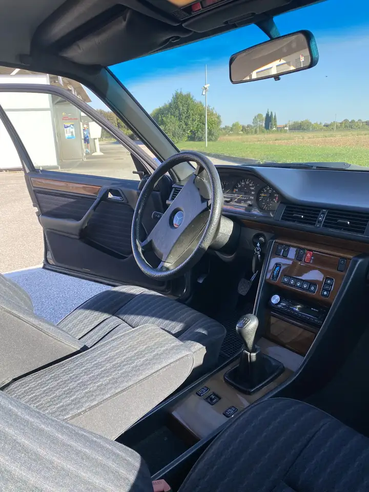 Mercedes-Benz E 200 (124), foto 5