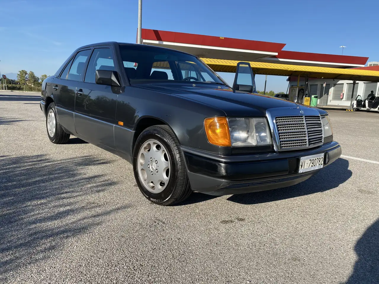 Mercedes-Benz E 200 (124), foto 1