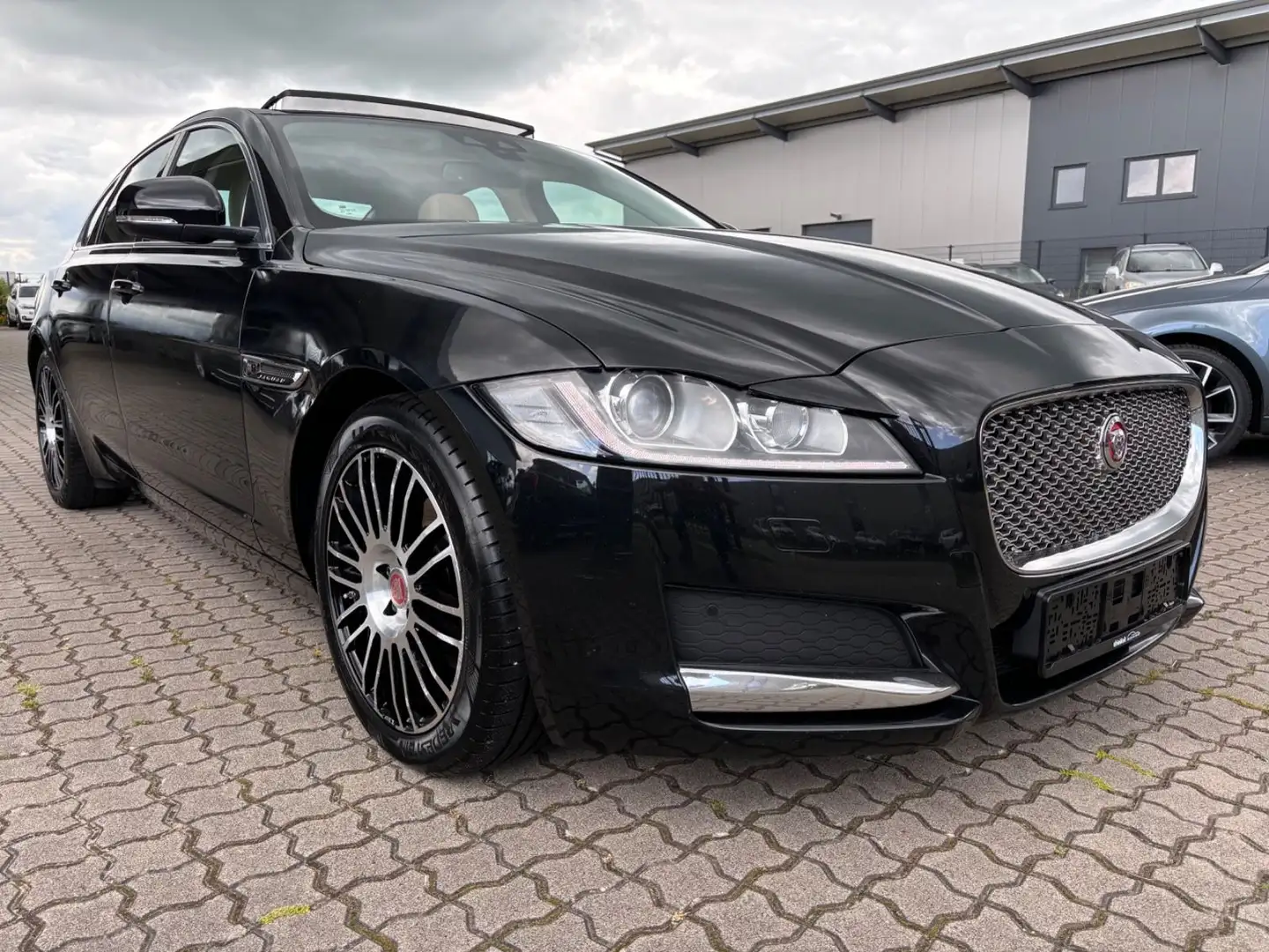 Jaguar XF 2,0d aut. Dach-Leder Xenon-Eur6-Kamera Noir - 1