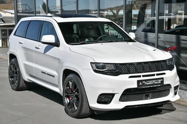 Jeep Grand Cherokee view 3