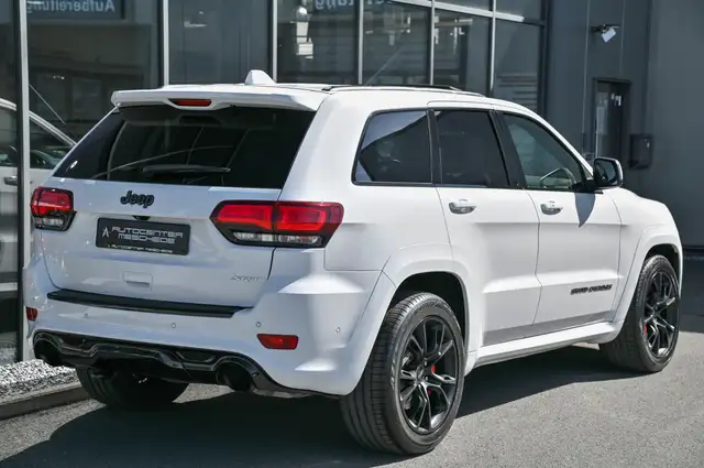 Jeep Grand Cherokee view 4