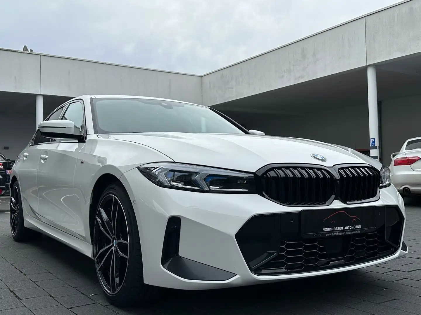 BMW 320 i xDrive M Sport | 360° | Head-Up | 19 Zoll Weiß - 2