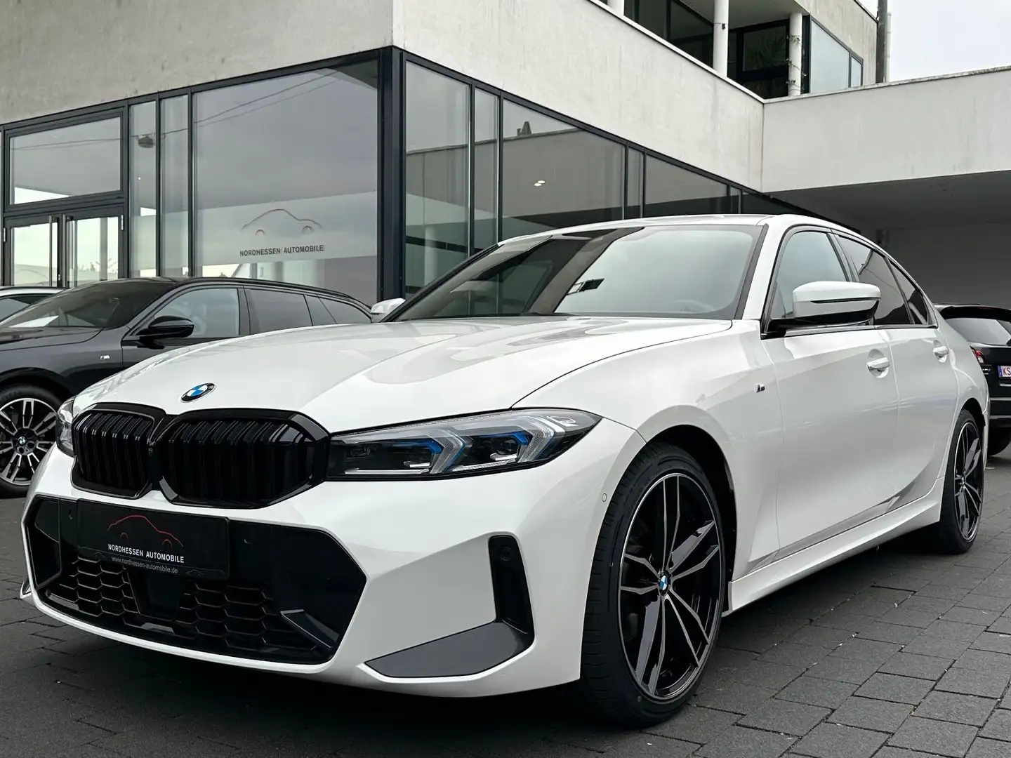 BMW 320 i xDrive M Sport | 360° | Head-Up | 19 Zoll Weiß - 1