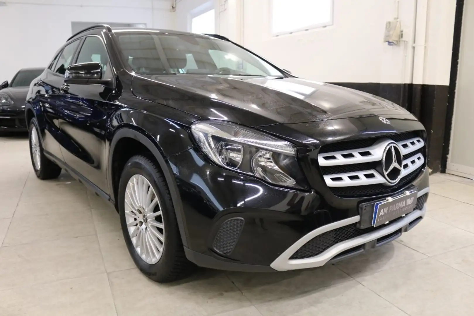 Mercedes-Benz GLA 180 d Automatic Executive Schwarz - 1