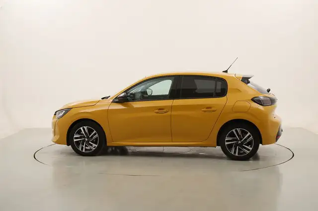 Peugeot 208 view 2