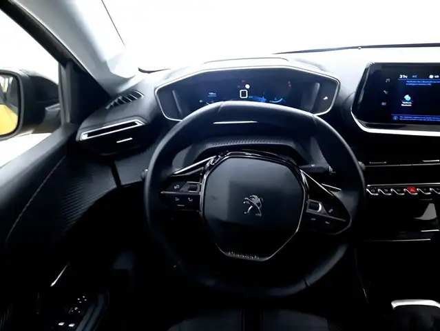 Peugeot 208 view 11