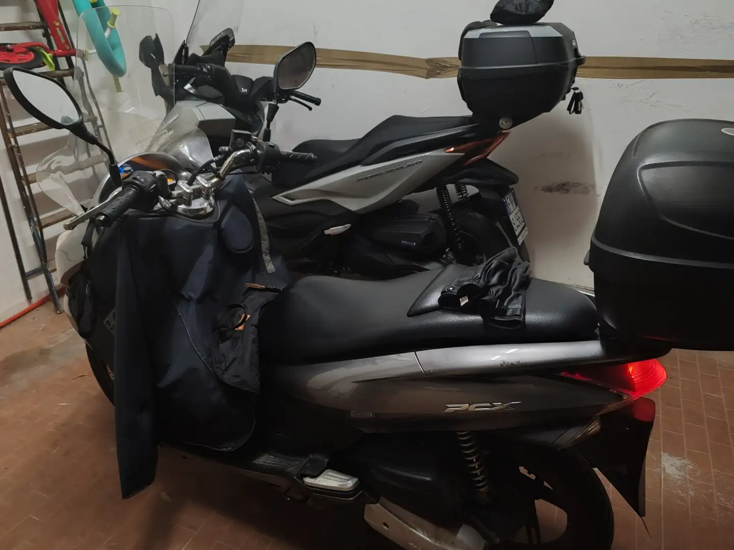 Honda PCX 125 siva - 2