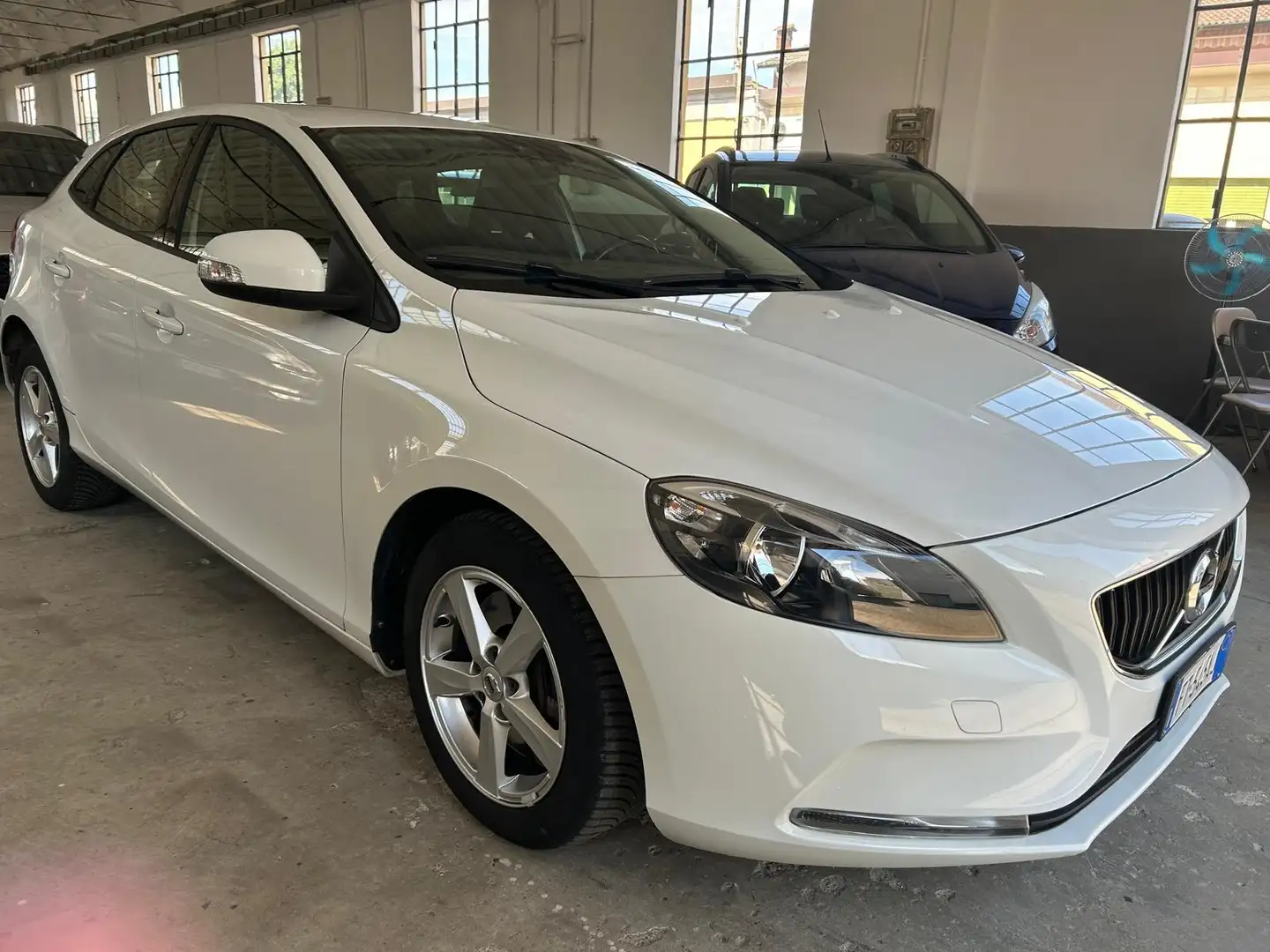 Volvo V40 2.0 d2 Business geartronic my19 Wit - 1