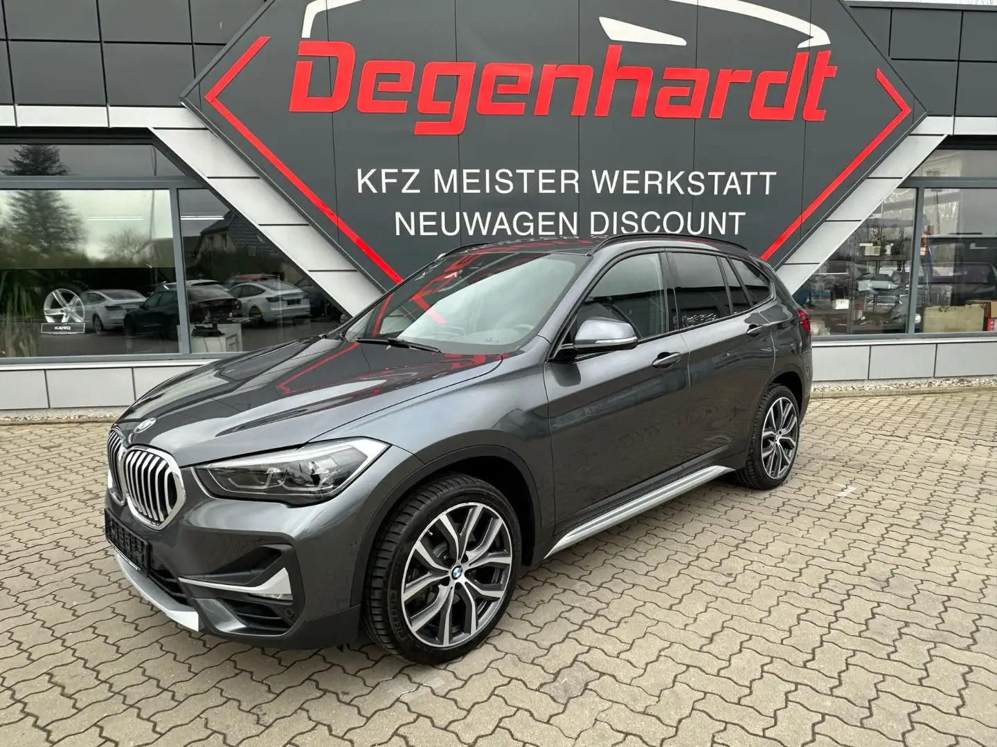 BMW X1 xDrive 25 i xLine LED Navi Kamera Temp Sound Grau - 1