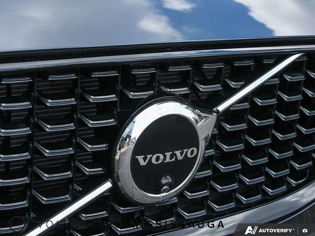 2024 Volvo XC60 Plus Dark Theme thumb 9