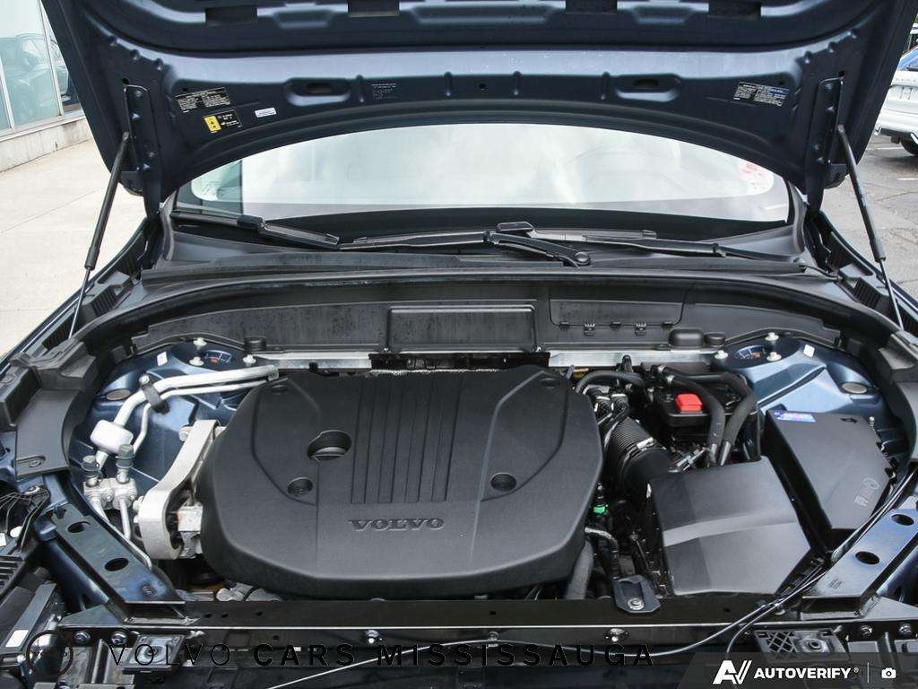 2024 Volvo XC60 Plus Dark Theme thumb 8