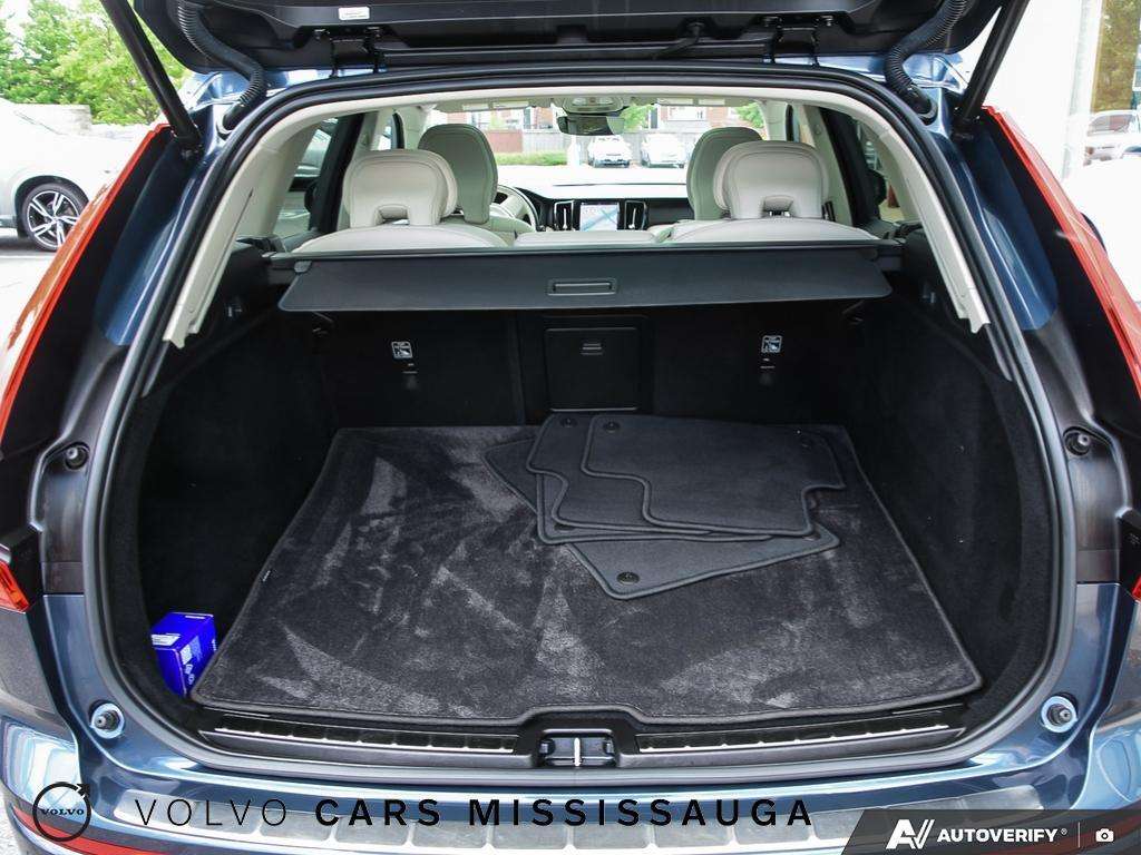2024 Volvo XC60 Plus Dark Theme thumb 11
