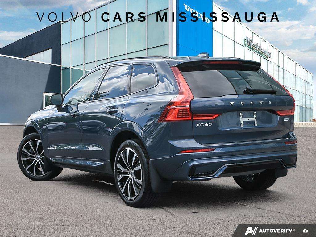 2024 Volvo XC60 Plus Dark Theme alt 4