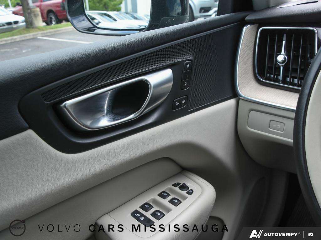 2024 Volvo XC60 Plus Dark Theme thumb 17