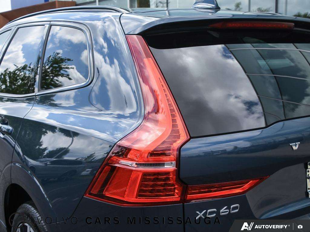 2024 Volvo XC60 Plus Dark Theme thumb 12