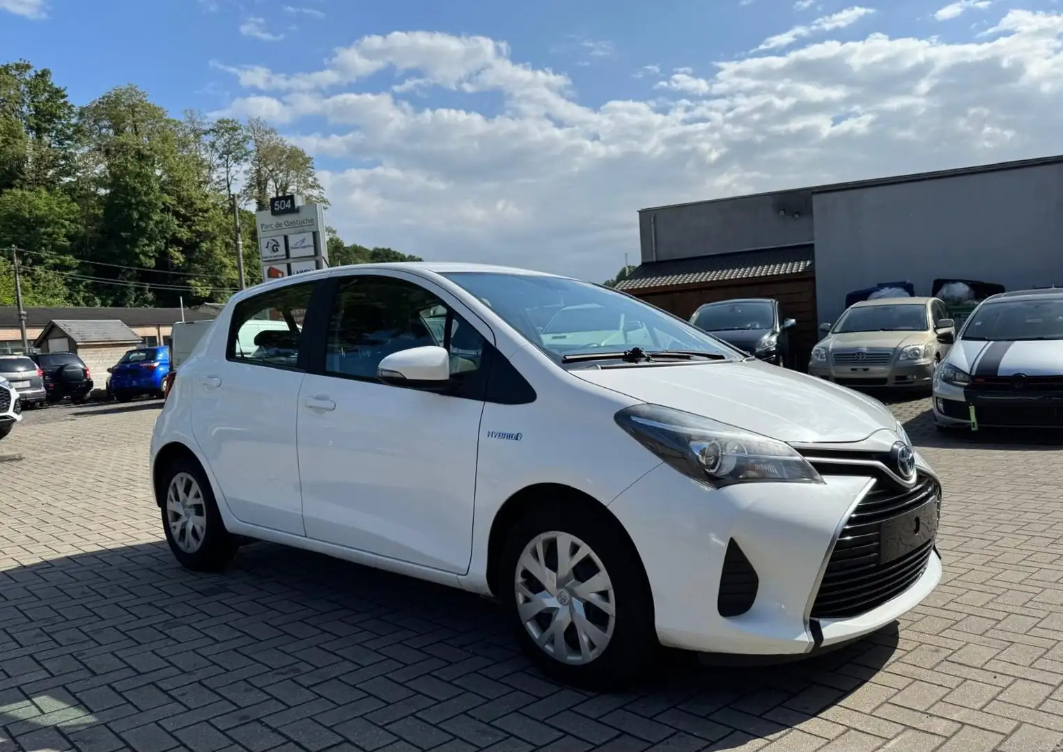 Toyota Yaris 1.5i VVT-i Hybrid GARANTIE 12MOIS CARPASS CT Wit - 2