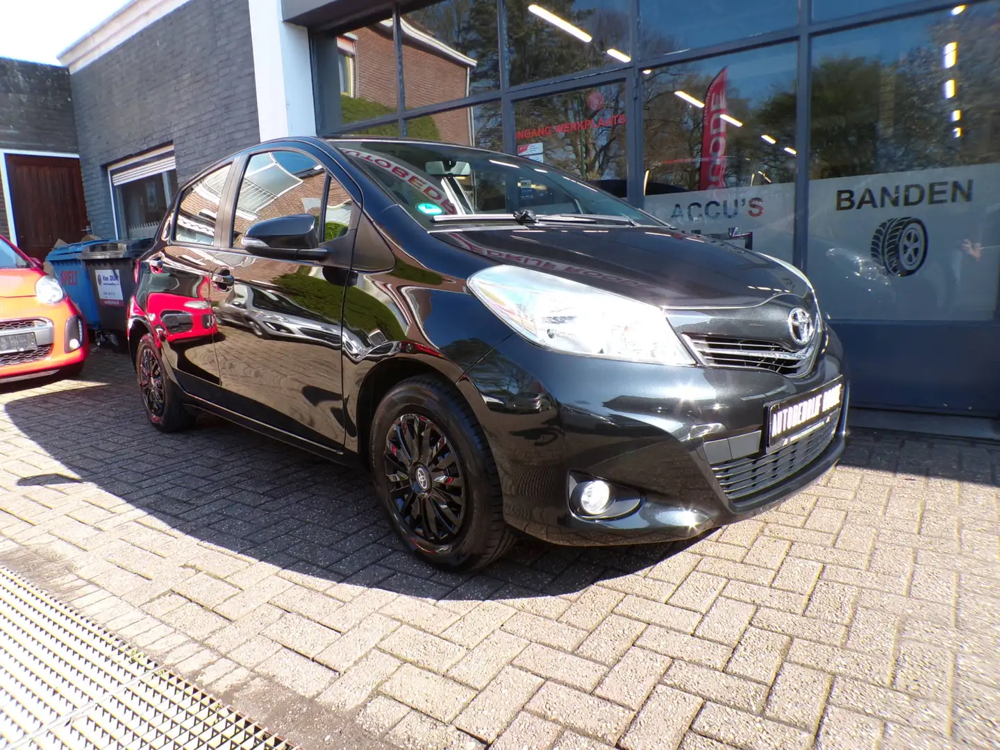 Toyota Yaris 1.0 VVT-i 5-Drs Black Line AIRCO! ""ZONDAG OPEN"" Negro - 2