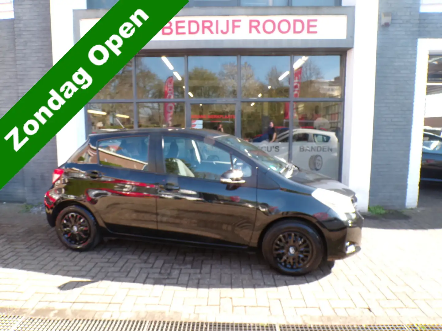Toyota Yaris 1.0 VVT-i 5-Drs Black Line AIRCO! ""ZONDAG OPEN "" Zwart - 1