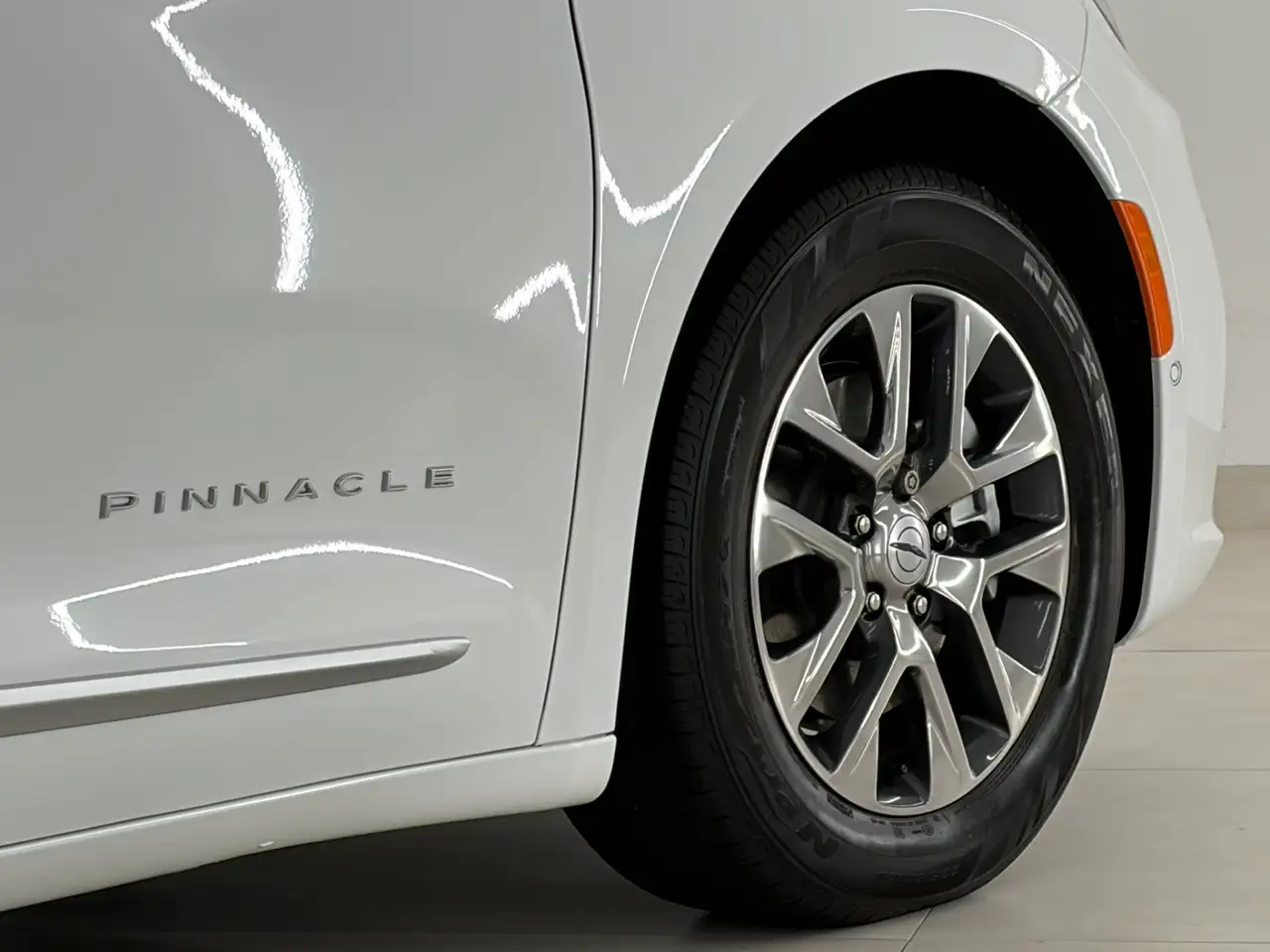 Lancia Voyager 2023 — фото 31