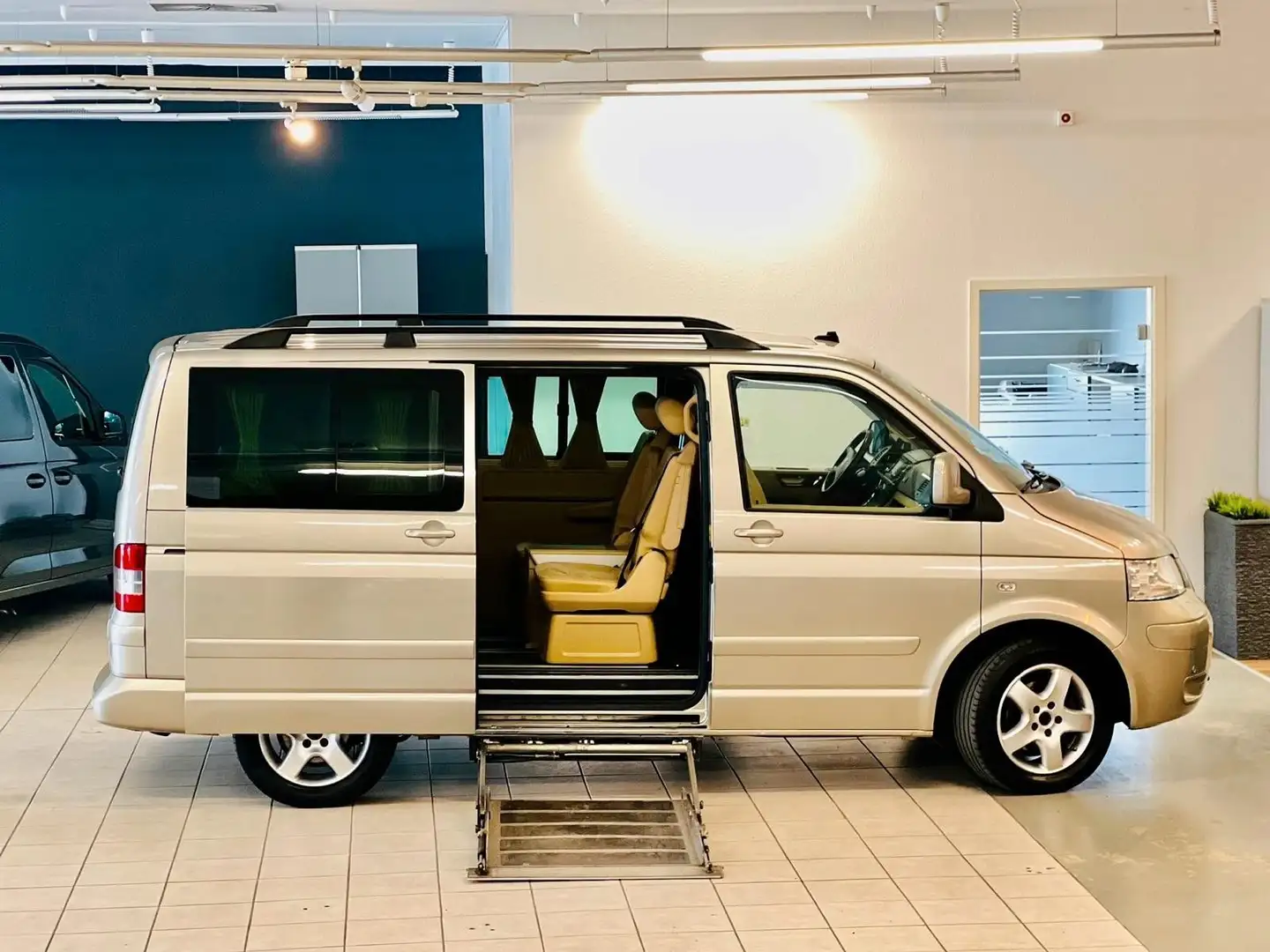 Volkswagen T5 Multivan Multivan-Highline-DSG-Behindertengerecht-Lift Gold - 1